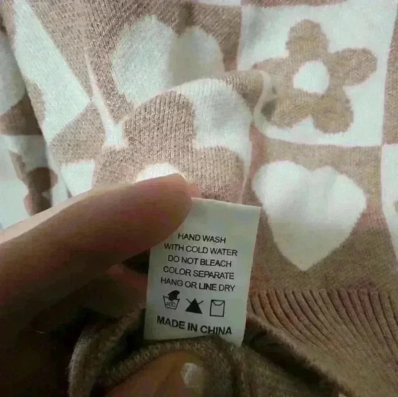 Debut pink and white heart and flower sweater size large - Picture 4 of 5